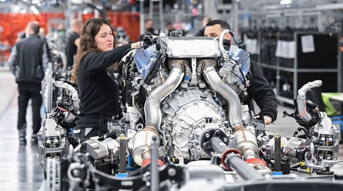 Mitarbeiter im Merecdes-Benz-Werk