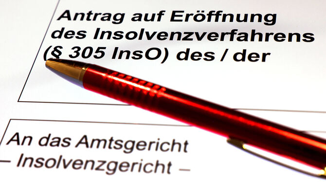 Kugelschreiber auf dem Formular für einen Insolvenzantrag. Die Thallos AG in Tübingen hat ein Insolvenzverfahren in Eigenverwalt