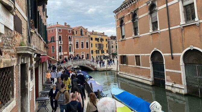 Touristen im Stadtzentrum von Venedig