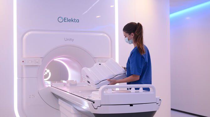 Punktgenaue Bestrahlung: Ein MR Linac ist auch in Tübingen im Einsatz (links). Mammographie ist seit vielen Jahren Standard.  FO