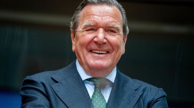 Gerhard Schröder freut sich, dass er nicht aus der SPD ausgeschlossen wurde.  FOTOS: DPA