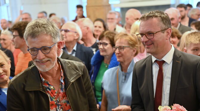Blumen für den Sieger: Stephan Neher holte die absolute Mehrheit.  Klaus Weber (links) kam auf 42,4 Prozent
