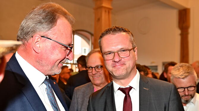 Gratulation vom Landrat:  Joachim Walter (links) freut sich für den Parteifreund.