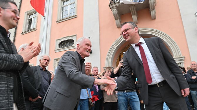 Der alte und neue OB Stephan Neher nimmt von seinem Amtsnachbarn aus Ofterdingen, dem scheidenden Joseph Reichert, die Gratulati