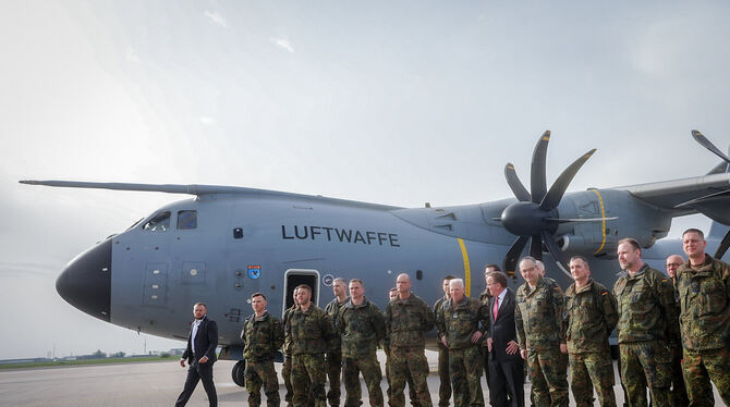 Verteidigungsminister Boris Pistorius verabschiedet das Vorkommando der Brigade Litauen auf dem militärischen Teil des Flughafen