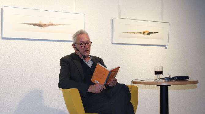 Federleichte Worte: Thommie Bayer bei seiner Lesung in der Stadtbücherei.