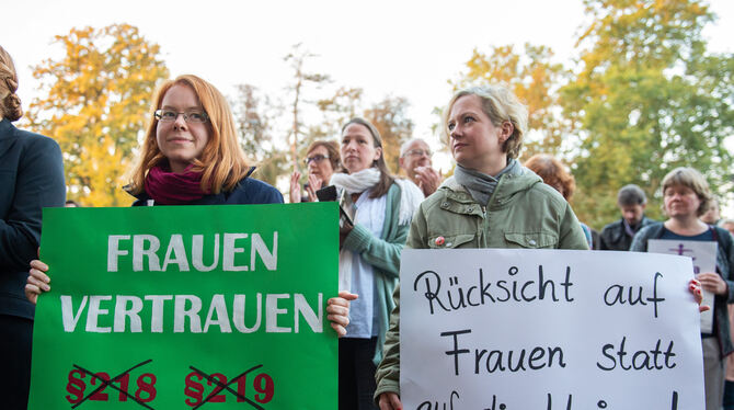 Frauen demonstrieren 2018 in Gießen für das Recht auf Abtreibung.
