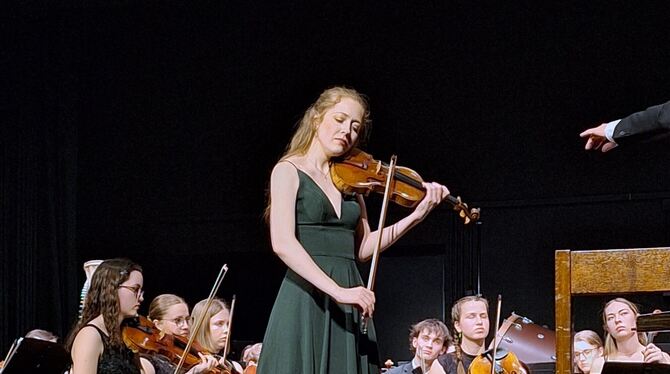 Mit großer Intensität spielt Miriam Helms Ålien den Solopart in Brahms' Violinkonzert.