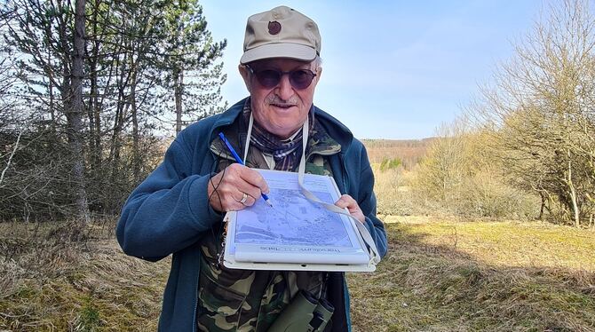Günter Künkele  verzeichnet auf der Tageskarte, wo er welchen Vogel gehört oder gesehen hat.