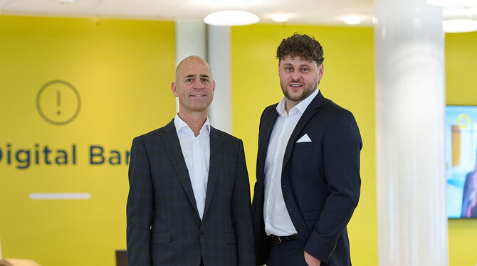 Stephan Abt (links) und Lucca Ruoff von der Commerzbank Reutlingen