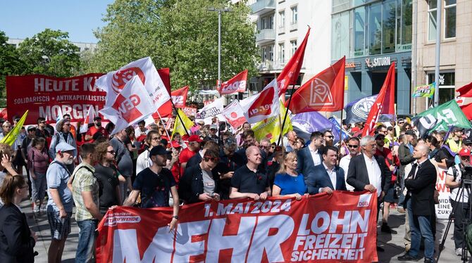 Teilnehmer einer Kundgebung des Deutschen Gewerkschaftsbundes  in Dresden zum 1. Mai stehen auf dem Dr.-Külz-Ring. Die Gewerksch