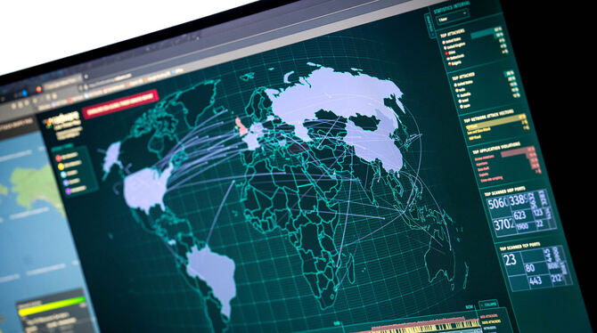 Eine Karte zur Cyber-Bedrohung wird bei einem Besuch von Außenministerin Annalena Baerbock auf einem Bildschirm im Australischen