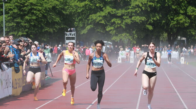 Mega-Duell über 80 Meter zwischen Lisa Nippgen (rechts), Malaika Mihambo (Mitte) und Rosina Schneider.