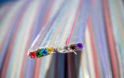 In solchen Kunststoffrohren kommen Glasfasern für schnelle Internetanschlüsse ins Haus.