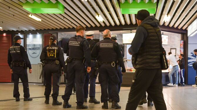 Die Polizei verstärkt ihre Präsenz in der Klett-Passage.  FOTO: LG/KOVALENKO