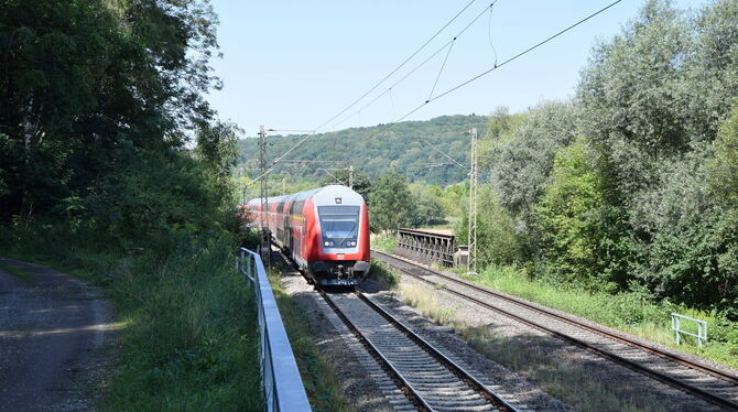 Die alte Eisenbahnbrücke über die Blaulach liegt auf Kusterdinger Gemarkung. Fahrgäste zwischen Kirchentellinsfurt und Tübingen