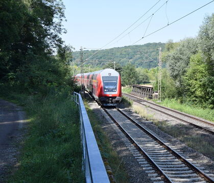 Die alte Eisenbahnbrücke über die Blaulach liegt auf Kusterdinger Gemarkung. Fahrgäste zwischen Kirchentellinsfurt und Tübingen 