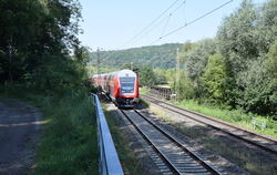 Die alte Eisenbahnbrücke über die Blaulach liegt auf Kusterdinger Gemarkung. Fahrgäste zwischen Kirchentellinsfurt und Tübingen 