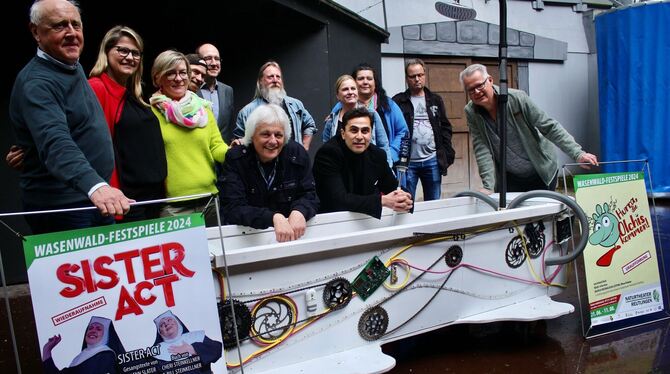 Das Naturtheater-Team hinter der Badewannen-Zeitmaschine der Olchis.