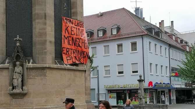 Politisches Transparent an der Citykirche in der Reutlinger Fußgängerzone.  FOTO: ZIMMERMANN