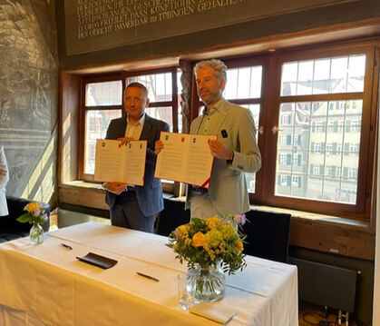 Solidaritätspartnerschaft zwischen Krementschuk und Tübingen offiziell unterschrieben: Boris Palmer und Vitallii Maletskyi halte