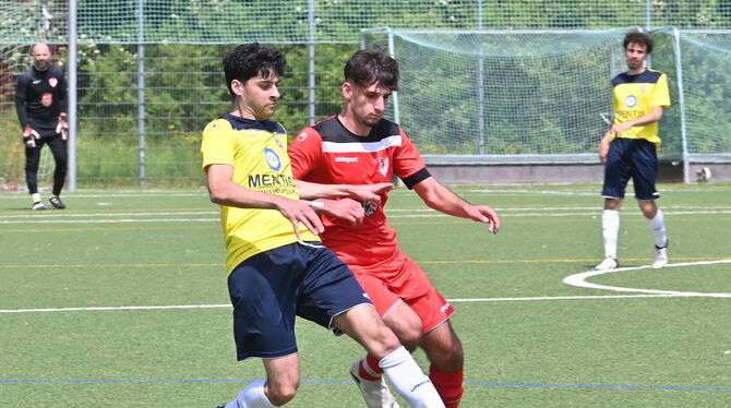 Muhammed-Ali Özbakir (rotes Trikot) vom Anadolu SV Reutlingen im Zweikampf mit Wais Alekuzei vom SSC Tübingen.  FOTO MEYER