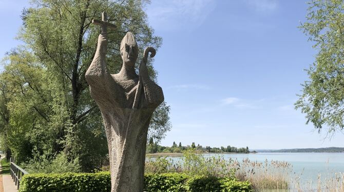 Ein Willkommen vom Hl. Pirmin, der 724 auf der Insel Reichenau das Kloster gründete – die gut vier Meter hohe Statue hat 1969 di