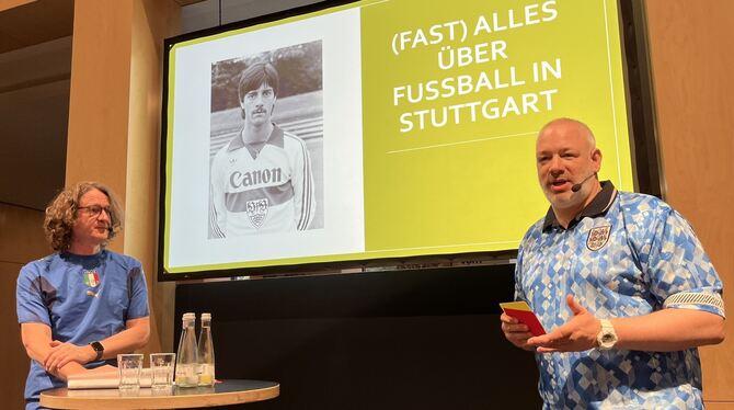 Autor Bernd Sautter (links) und Michael Bofinger von der Sportregion sprechen über Fußball in Stuttgart. Im Hintergrund der jung