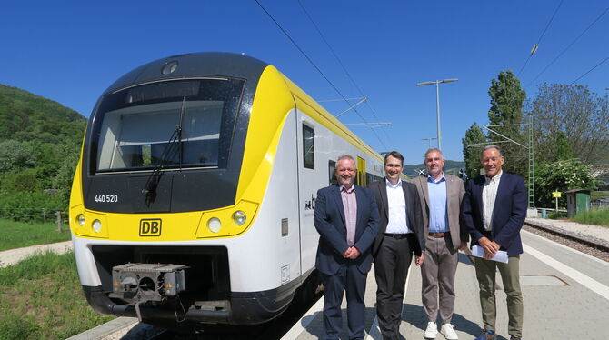 Ralf Lang (links) und Harald Fechter (Zweiter von rechts) sind die neuen Geschäftsführer der RSBNA Erms-Neckar-Bahn Schieneninfr