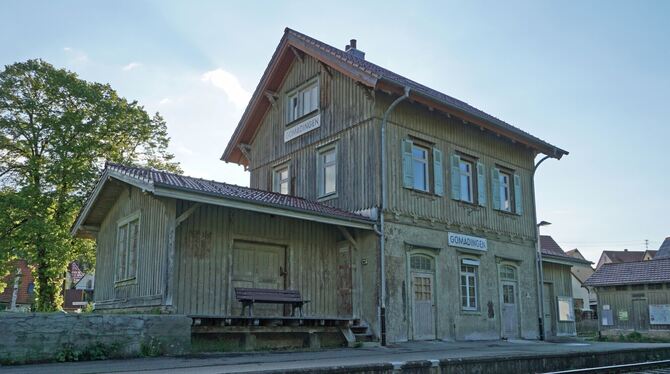 Die Gemeinde Gomadingen wird den denkmalgeschützten Bahnhof noch in diesem Jahr sanieren und darin Wohnraum schaffen.  FOTO: LEN