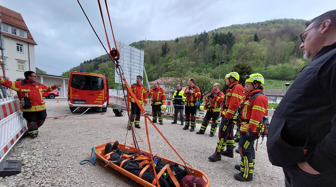 Die Fachgruppe zur Rettung von Personen aus Höhen und Tiefen, eine Sondereinheit der Feuerwehr Oberraden-Strassenhaus für Rettun