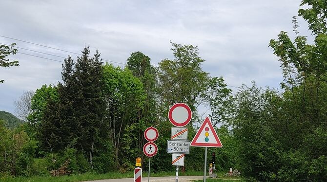 Schilder weisen darauf hin, dass der Radweg auf der ehemaligen Zahnradbahn-Trasse nur für Busse geöffnet ist. Im Hintergrund ste