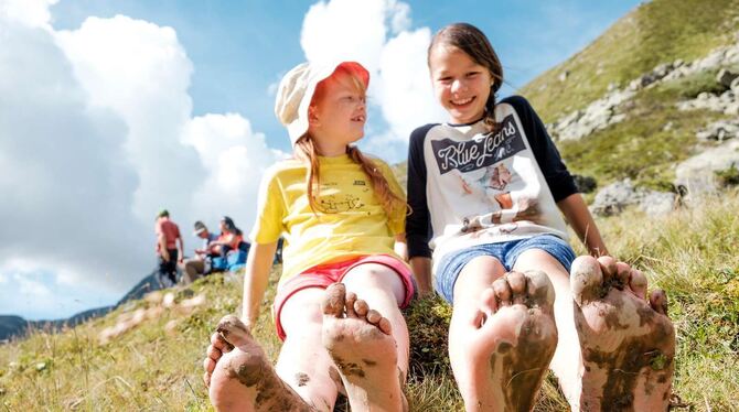 Wenn Wandern zum Abenteuer wird, bei dem man auch mal schmutzig werden darf, macht es auch dem Nachwuchs Spaß.