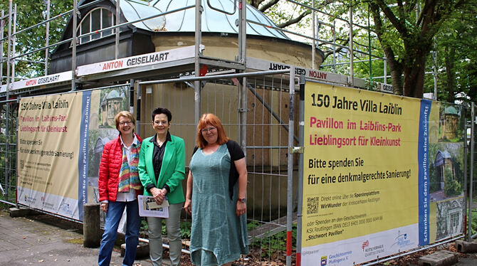 Vor dem Pavillon der Villa Laiblin (von links): Prof. Waltraud Pustal (Mitte), umrahmt von Ilse Petrin (links) und Susanne Black