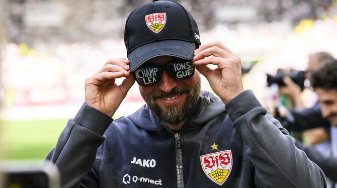 Stuttgarts Trainer Sebastian Hoeneß trägt eine Brille, auf der »Champions League« steht.