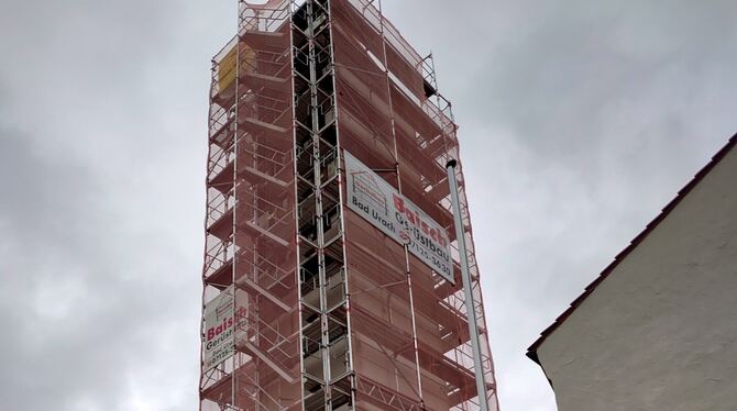 Wer durch Münsingen fährt, kann es nicht übersehen: Der Turm der Kirche Christus König wird saniert.