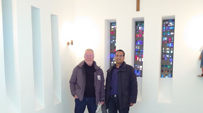 Nikolaus Ernst (links) und Pater Georg in der neuen Betkapelle.
