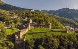 Bellinzona wird oft verkannt. Dabei besitzt die Provinzhauptstadt im Tessin eine Festungsanlage, die ihresgleichen sucht, und re