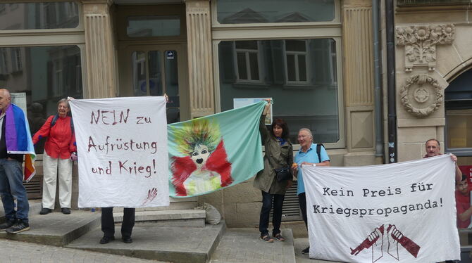 Vor dem Pfleghofsaal protestieren sie gegen die Preisverleihung an Professor Dr. Klaus Gestwa.