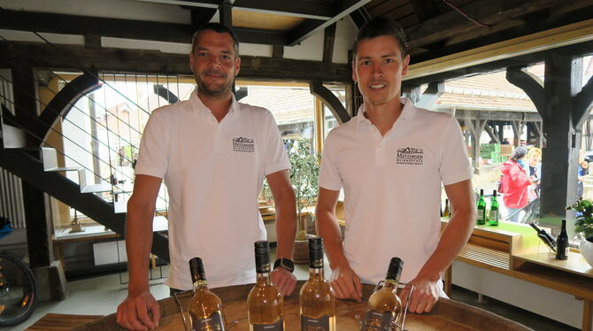Robert Bahnmüller (links) und Christian Koch  präsentieren den neuen Wein der Genossenschaft. Es ist ein Spätburgunder Blanc de