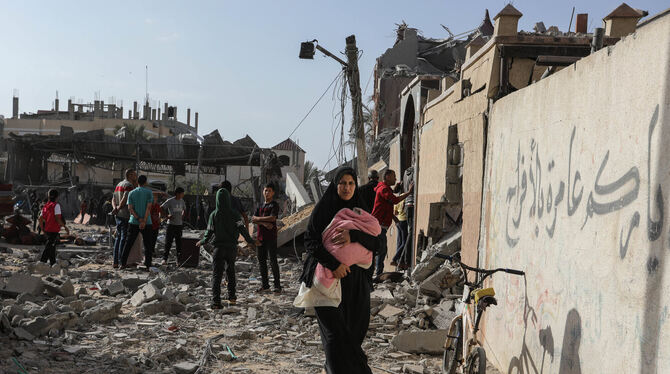 In der palästinensischen Stadt Rafah im Gazastreifen hat das israelische Militär Häuser bombardiert. Ziel ist, die islamistische