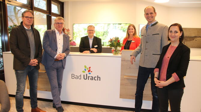 Der Touristikchef Torsten Clement (Dritter von links) verlässt die Stadt Bad Urach aus privaten Gründen. Hier präsentierte er 20