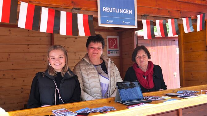 Luisa Wagner, Tina Reymann und Dolmetscherin Éva Andrási auf der Reiseausstellung in der ungarischen Partnerstadt Szolnok. FOTO: