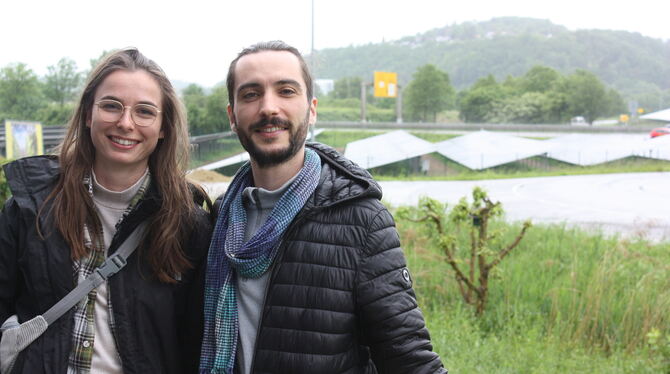 Felicitas von Ow-Eachendorf und Federico Erpenbach von der Kleinblatt GmbH vor den Paneelen des Solarparks Traufwiesen - darunte