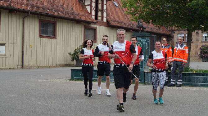 Die Läufergruppe des Kreisverbands startet in Marbach Richtung Münsingen.  FOTOS: WURSTER