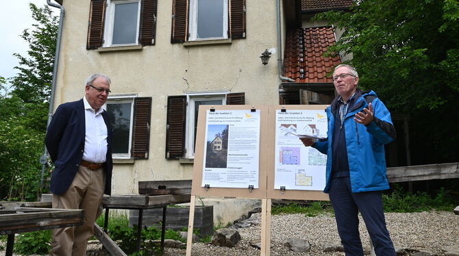 OB Thomas Keck (links) und Helmut Treutlein vom Trägerverein vor dem zukünftigen Haus der Insekten auf dem Listhof.