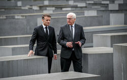 Frankreichs Präsident Emmanuel Macron (links) besucht zusammen mit Bundespräsident Frank-Walter Steinmeier das Holocaust Mahnmal