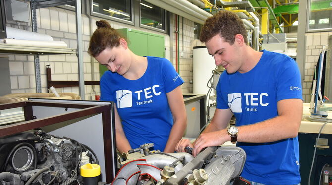 Diese beiden Studierenden der Fakultät Technik zeigen, was praxisorientiertes Studium an der Hochschule Reutlingen bedeutet.