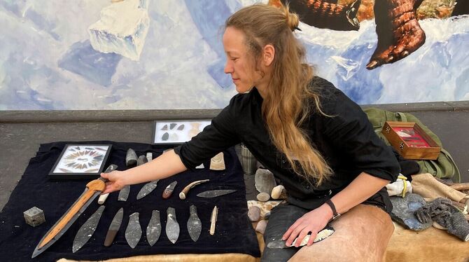 Archäologin Elena Moos zeigt ihre Steinzeitwaffenkollektion.