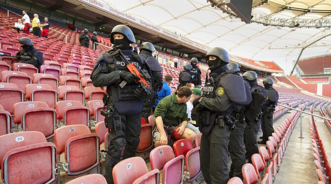 Mit einer groß angelegten Übung hat sich die Polizei in Stuttgart vor wenigen Tagen auf terroristische Angriffe während der Euro